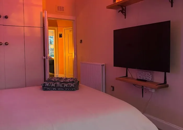 Апартаменты Stylish 2 Bedroom West End Flat