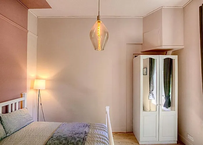 Апартаменты Homely 2 Bed Victorian West End *