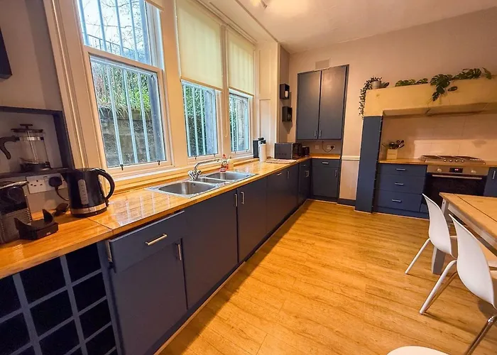 Apartment Spacious Three Storey West End - 3 Bedroom *