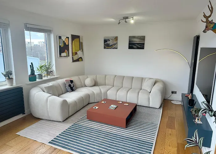 Апартаменты Duplex Penthouse With Secured Parking Finnieston *