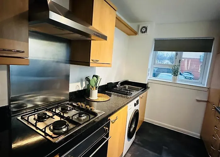 Modern 2 Bedroom Ground Floor Near Centre *