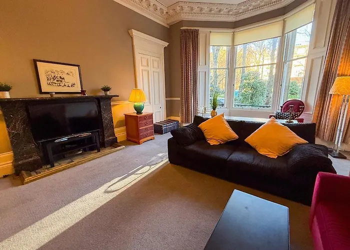 Spacious Three Storey West End - 3 Bedroom Apartment *