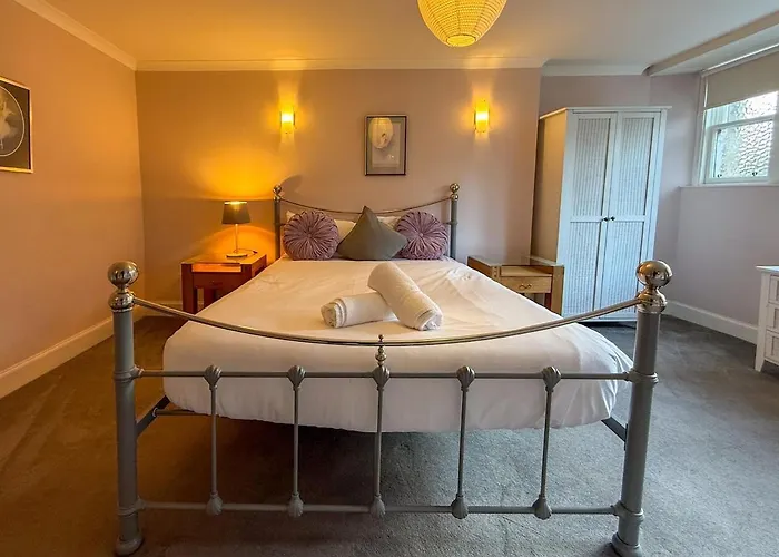 Spacious Three Storey West End - 3 Bedroom Apartment *