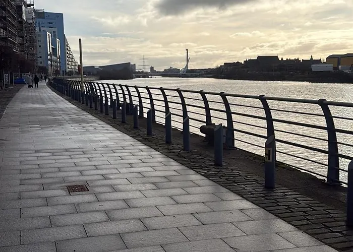 Executive Riverside With Workspace & Fast Wifi *