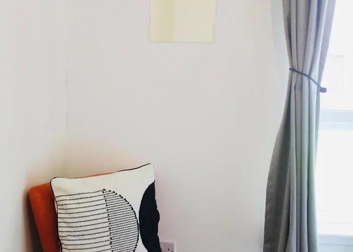 Modern Ground Floor 2 Bed Secure Parking & Perfect For City- Celticemirates Stadium *