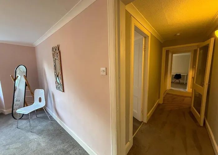 Apartment Spacious Three Storey West End - 3 Bedroom *