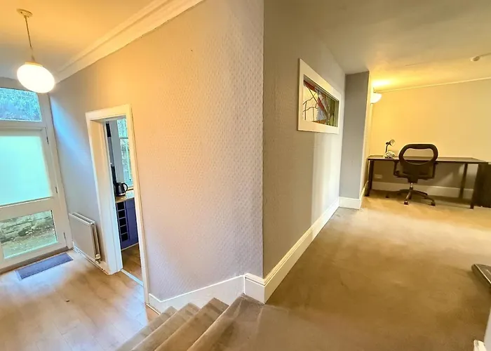 Spacious Three Storey West End - 3 Bedroom *