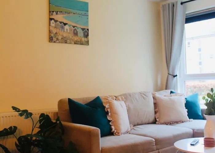 Modern Ground Floor 2 Bed Secure Parking & Perfect For City- Celticemirates Stadium 公寓