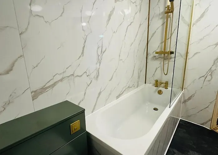 Modern 2 Bedroom Ground Floor Near Centre *