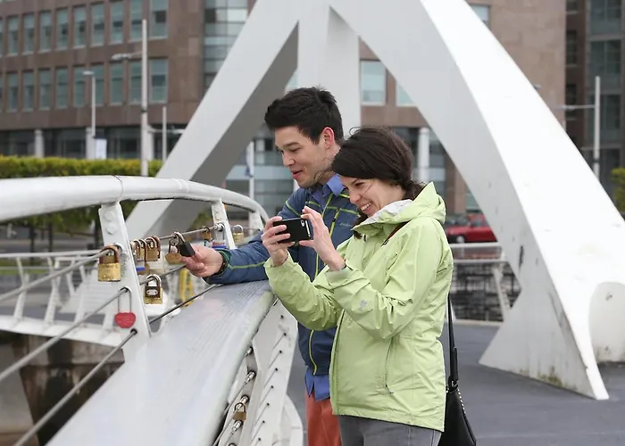 Centre Flat With River Views And Parking Glasgow