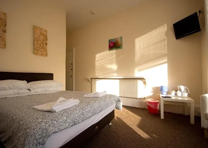 Queen's Park Hotel 2*