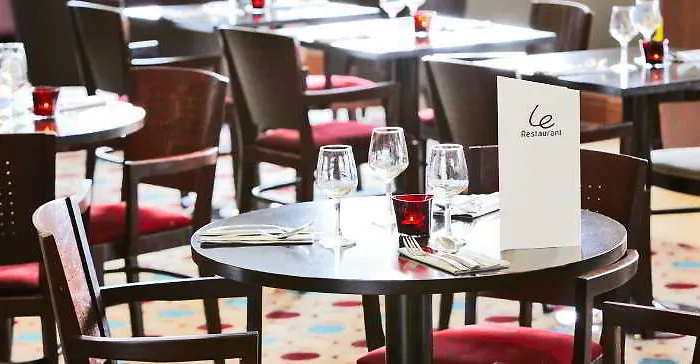 Premier Braehead Hotel 3*