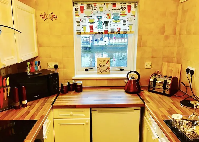 Centre Flat With River Views And Parking