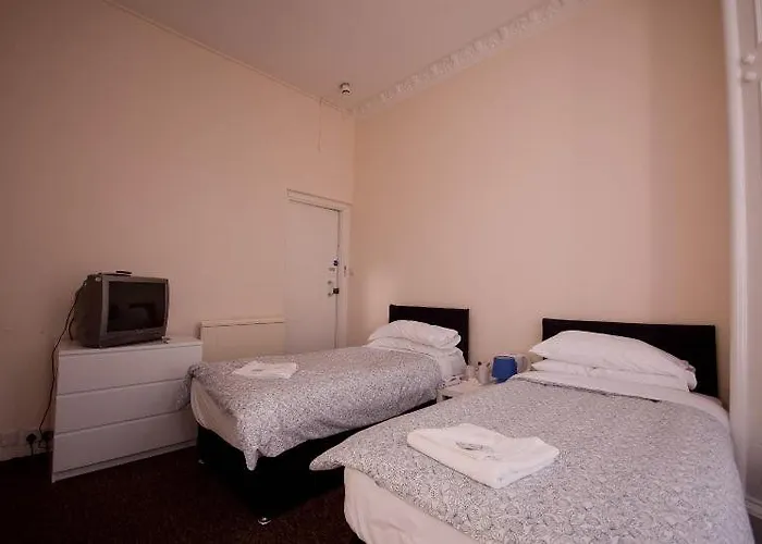 Queen's Park Hotel 2*