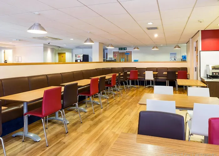 ホテル Travelodge Airport 3*