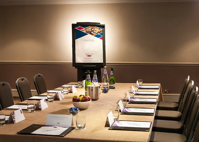 Leonardo West End מלון