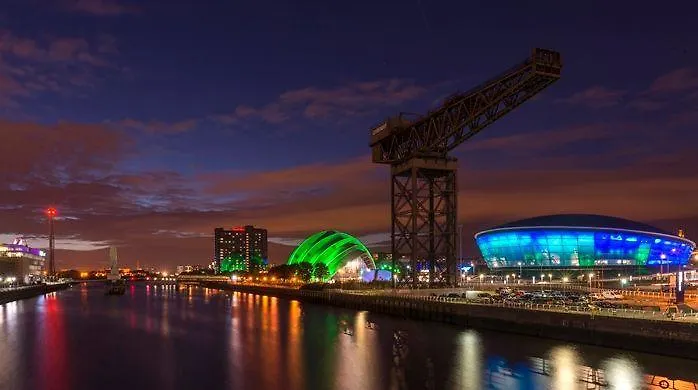 Centre Flat With River Views And Parking