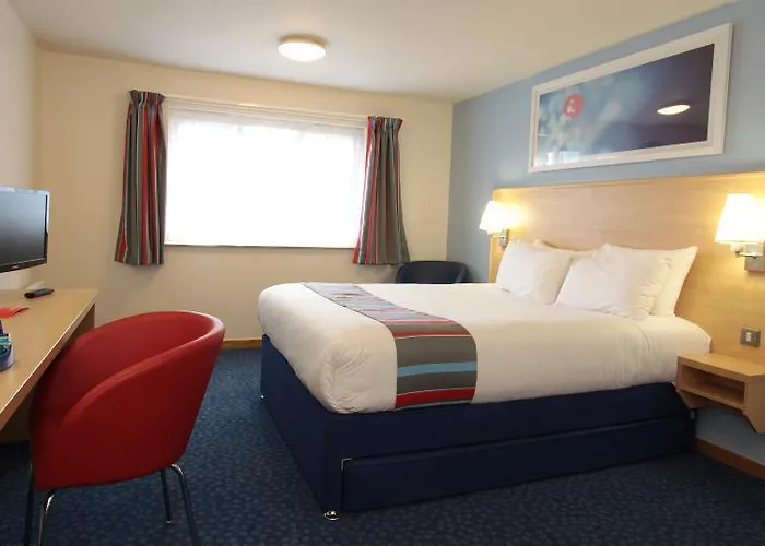 Travelodge Airport 3*