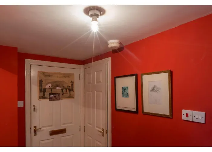 Beautifully Kept Mezzanine Flat ★school Of Art★