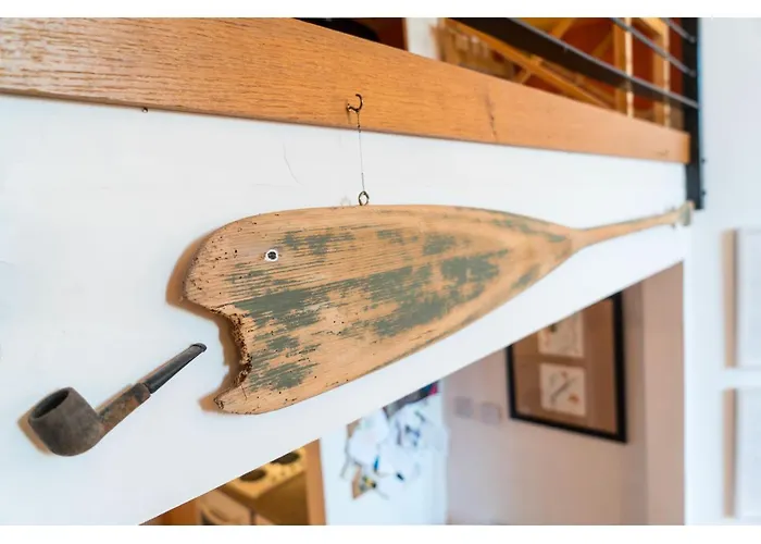 Beautifully Kept Mezzanine Flat ★school Of Art★