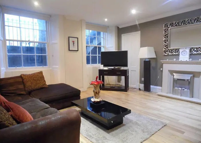 Appartamento West End -stunning, 2 Bedroom, Main Door Flat With Private Parking *