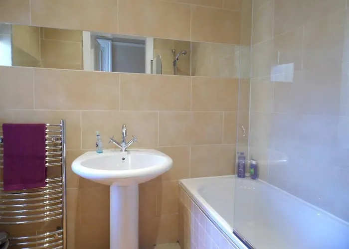 Apartamento West End - Stunning, Spacious, 3 Bedroom, Main Door Flat With Private Parking