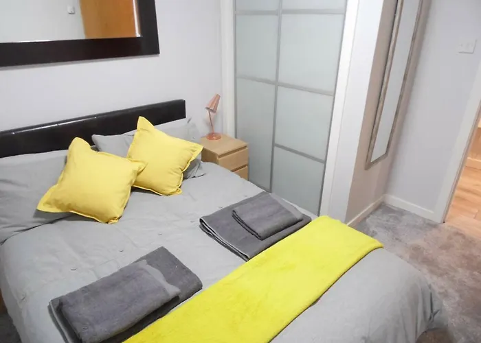 Art Deco Building On Vibrant Sauchiehall Street Apartment