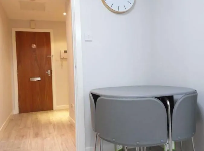 Art Deco Building On Vibrant Sauchiehall Street Apartment Glasgow