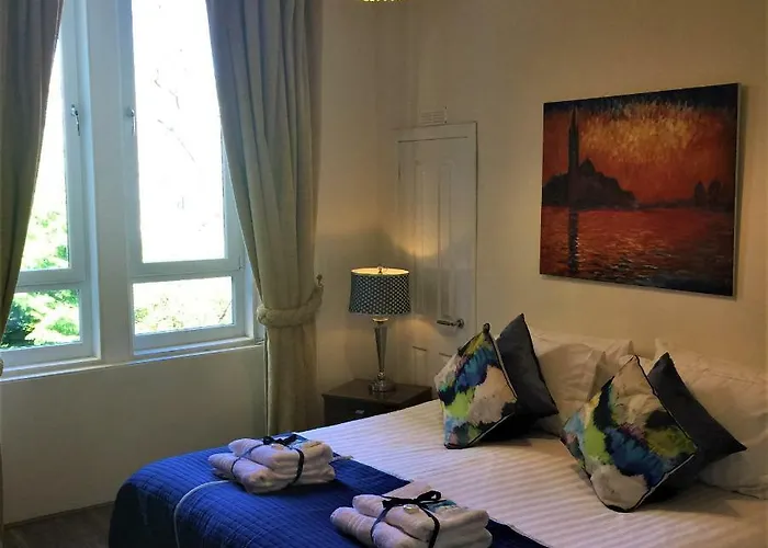 Trefoil - 2 Bedrooms Glasgow