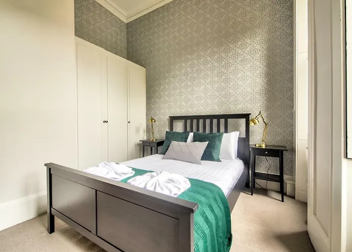 32 Victoria Crescent Road *