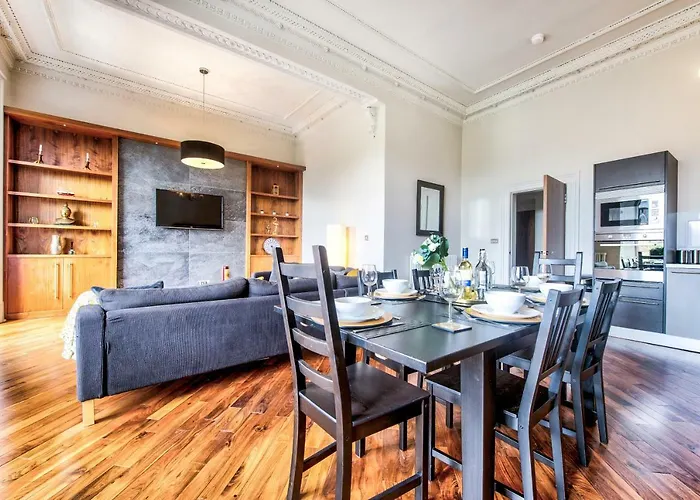 32 Victoria Crescent Road *