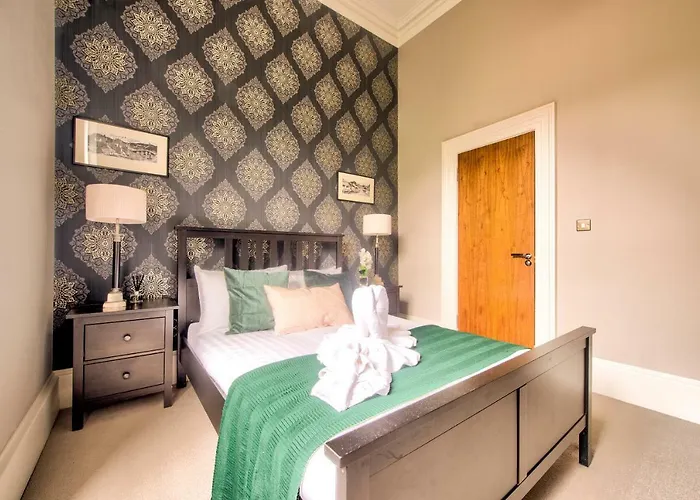 32 Victoria Crescent Road Glasgow