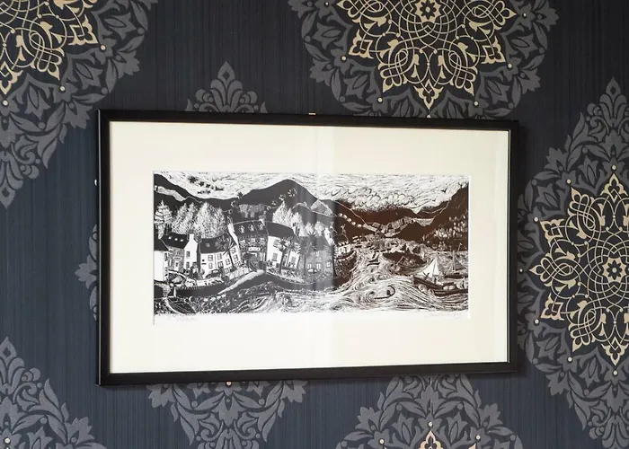 Apartment 32 Victoria Crescent Road *