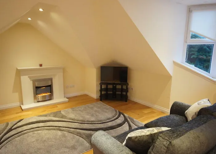 Modern, Cosy In Bearsden With Private Parking