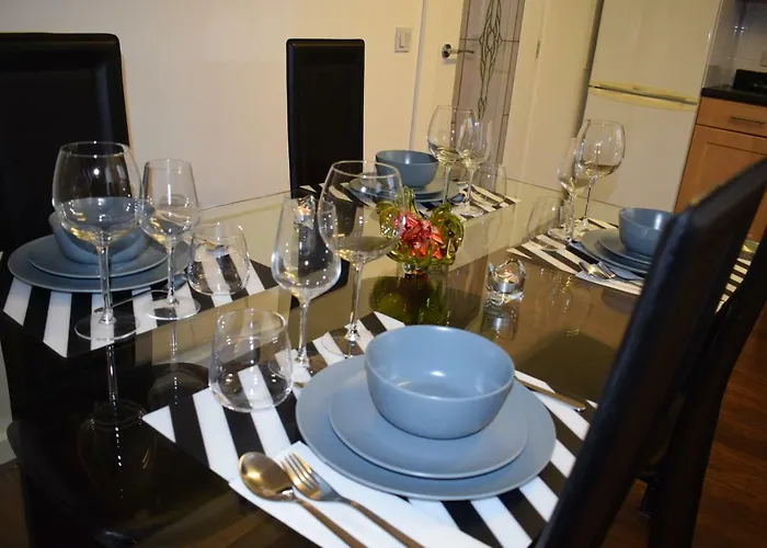 Дом отдыха Silverburn New House With Free Parking And Garden Глазго