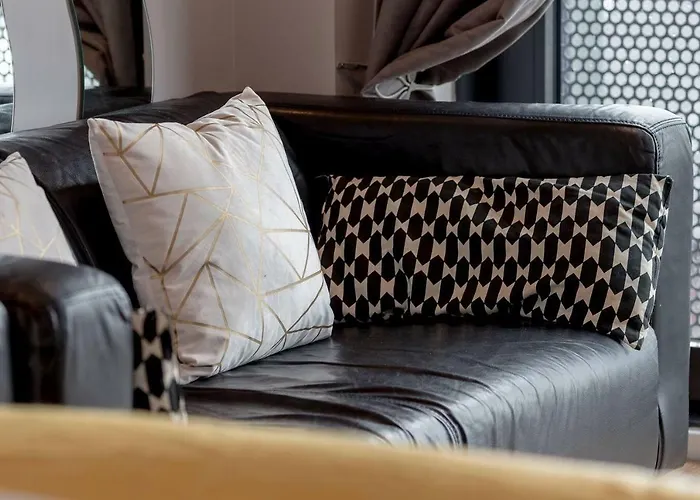 Modern Riverfront Apt. 10 Mins From Hydro/secc