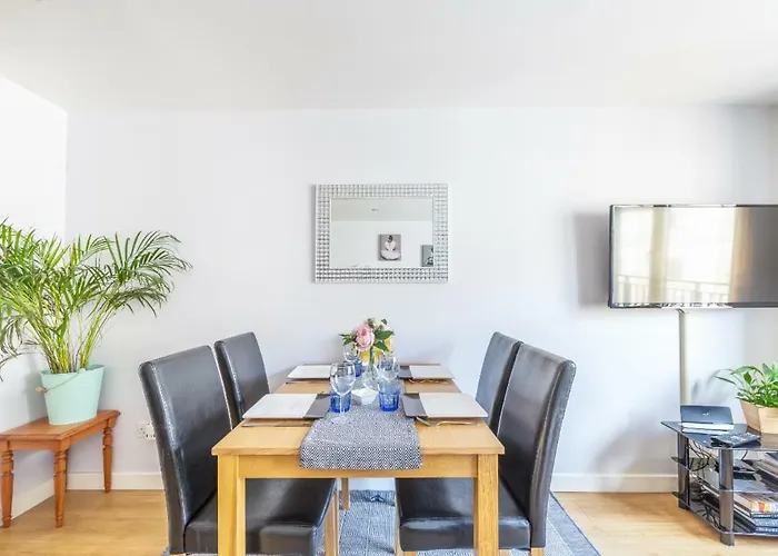 Cosy In Quiet City-centre With Car Park Appartamento