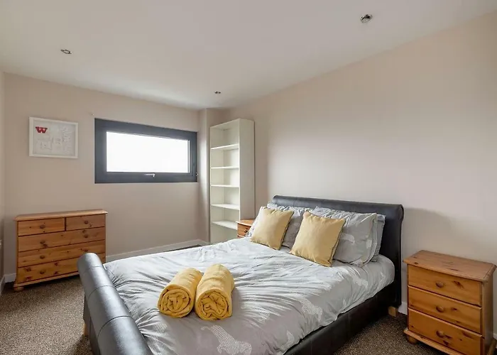 Modern Riverfront Apt. 10 Mins From Hydro/secc Apartamento *