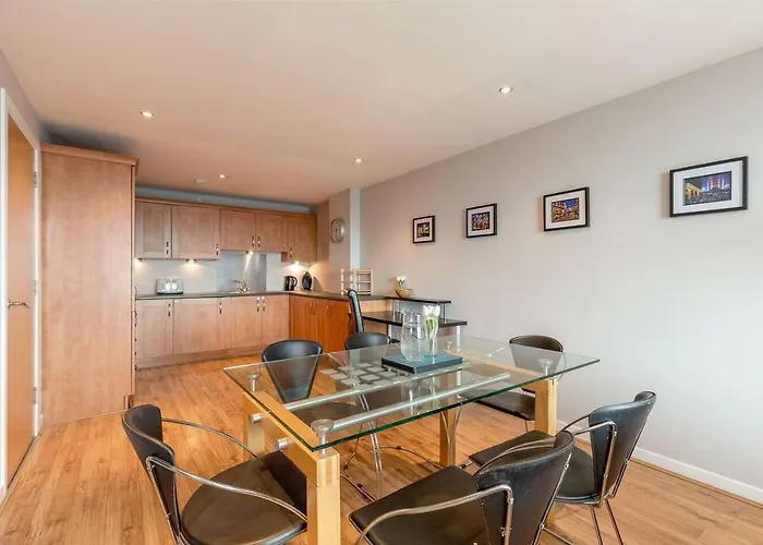 Modern Riverfront Apt. 10 Mins From Hydro/secc Apartamento *