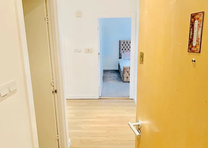 Centre - The Penthouse With Riverviews - *