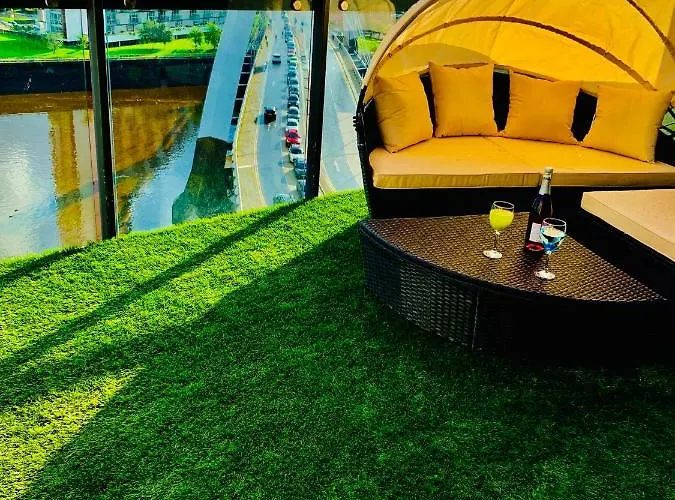 Centre - The Penthouse With Riverviews -