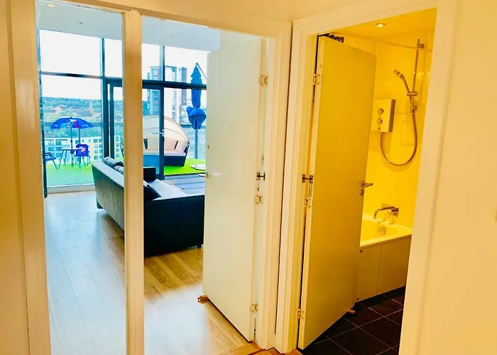 Centre - The Penthouse With Riverviews - *