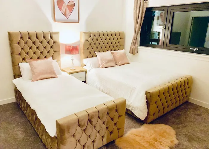 Centre - The Penthouse With Riverviews - *