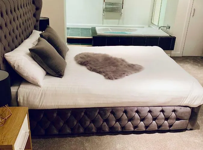 Centre - The Penthouse With Riverviews - *