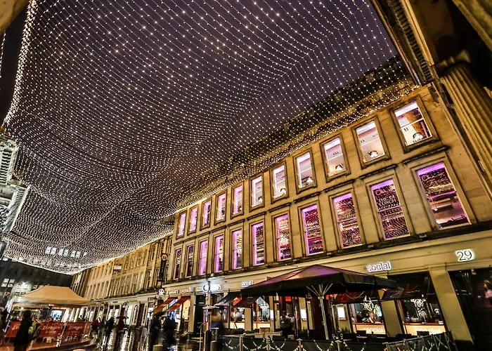 Centre - The Penthouse With Riverviews - *