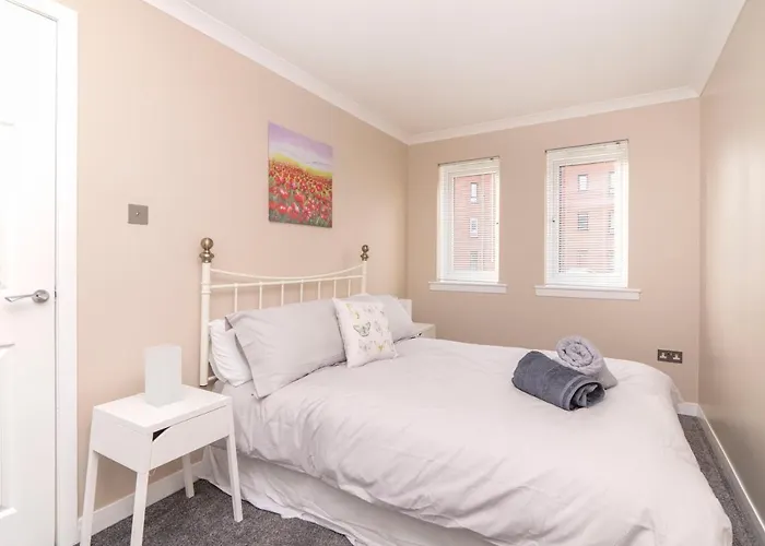 The Cluthar - Ground Floor West End Centre Rockvilla Flat & Parking