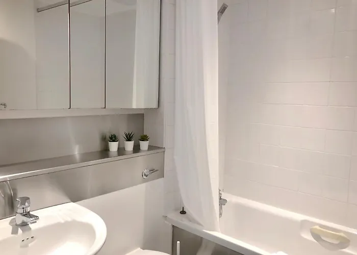 Apartment Glasgow City Single Room In Homestay With Balcony & Parking *