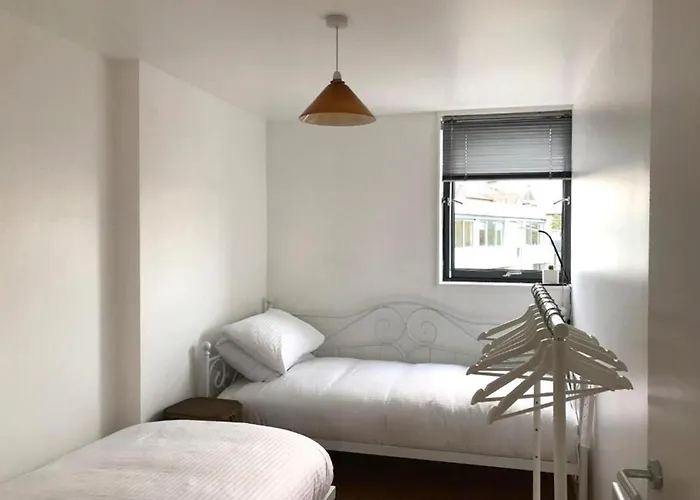 Glasgow City Single Room In Homestay With Balcony & Parking *