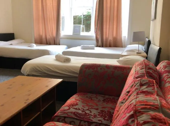 Renfrew At Centre Bed and Breakfast *