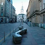 The Stables - Fabulous Stylish Flat In Merchant & Free Secure Parking Glasgow